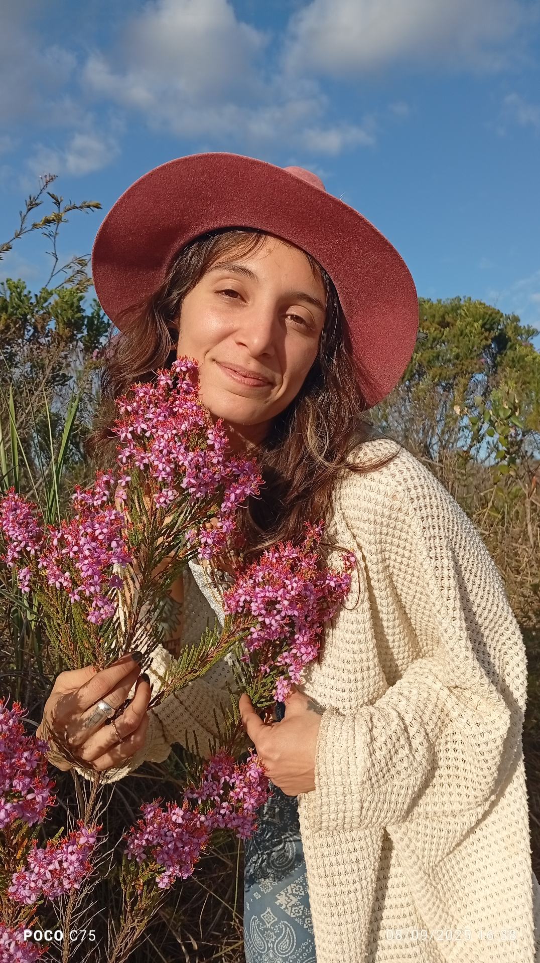 Izadora entre flores do campo